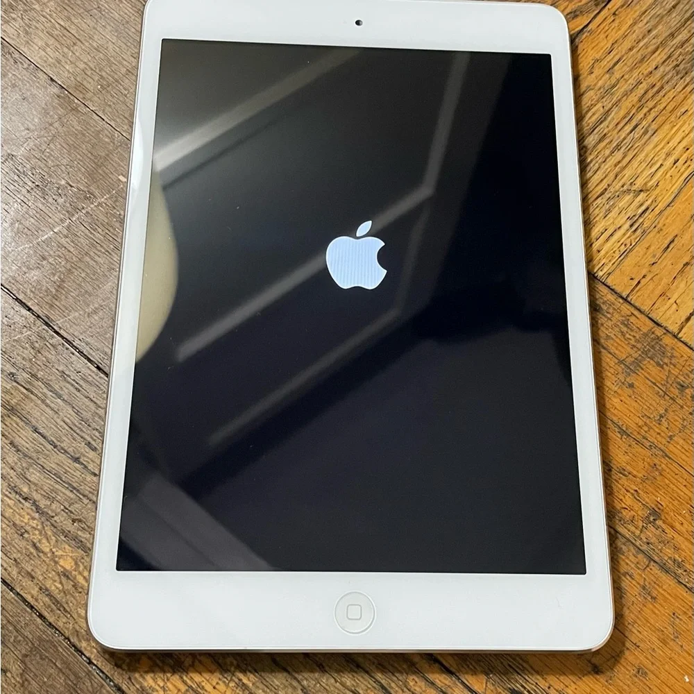 Apple White iPad Tablet - White Front, Silver Back